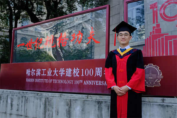 刘洋博士毕业照片.jpg